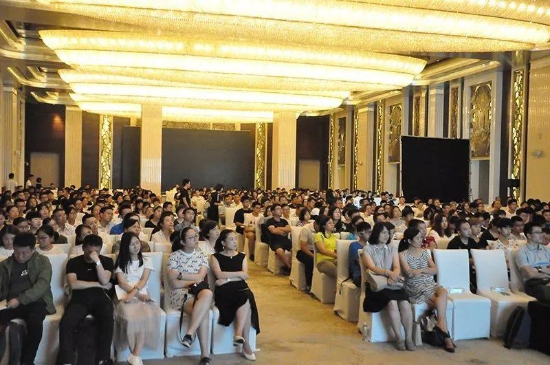 光华剑桥2018级全体新生家长会.jpg