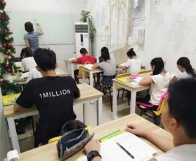认真听课的学生们