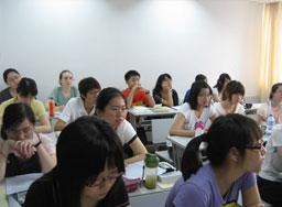 学生全神贯注