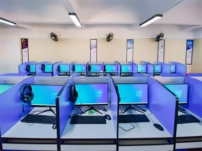 雷纳森英豪国际学院电脑室