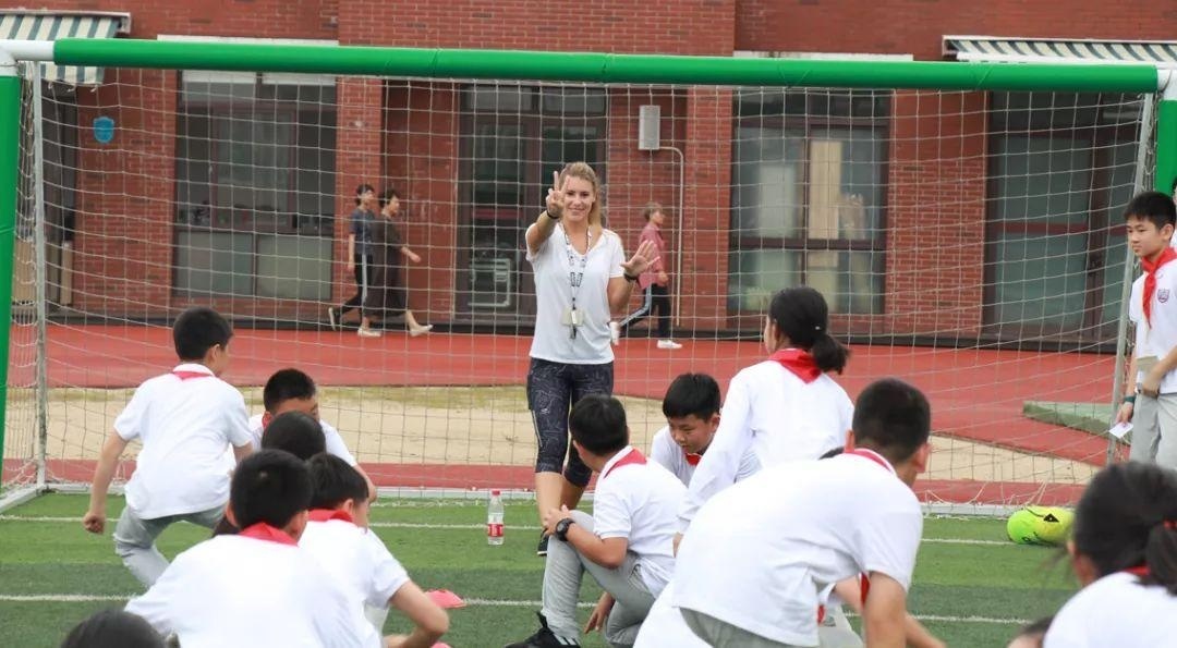 上海新纪元双语学校外教体育课.jpg