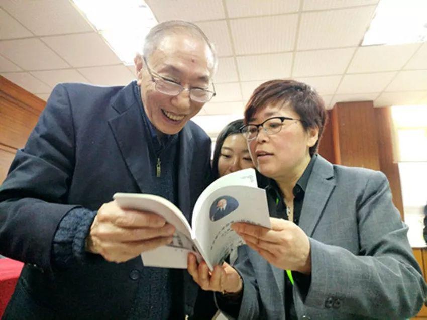 贾老与学校老师亲切交流.jpg