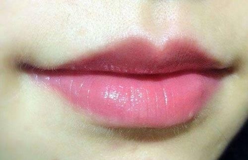 女生厚嘴唇怎么涂口红2