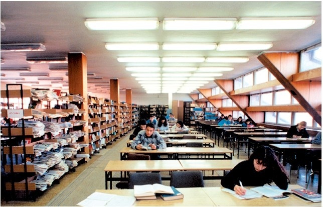 瓦尔纳经济大学