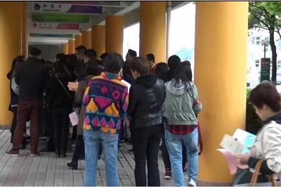 正在参观的家长们