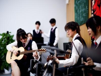 学生参加音乐社团