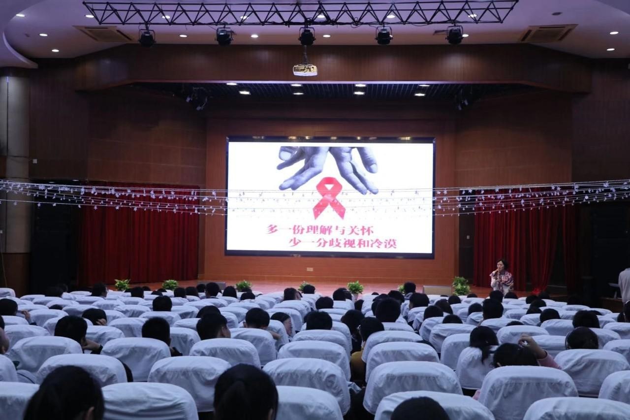 上海金苹果学校国际部预防艾滋病讲座.jpg
