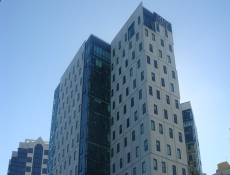 奥克兰理工大学