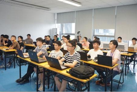 学生认真听课的场景图片