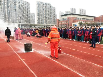 国内中学消防紧急疏散演练.jpg