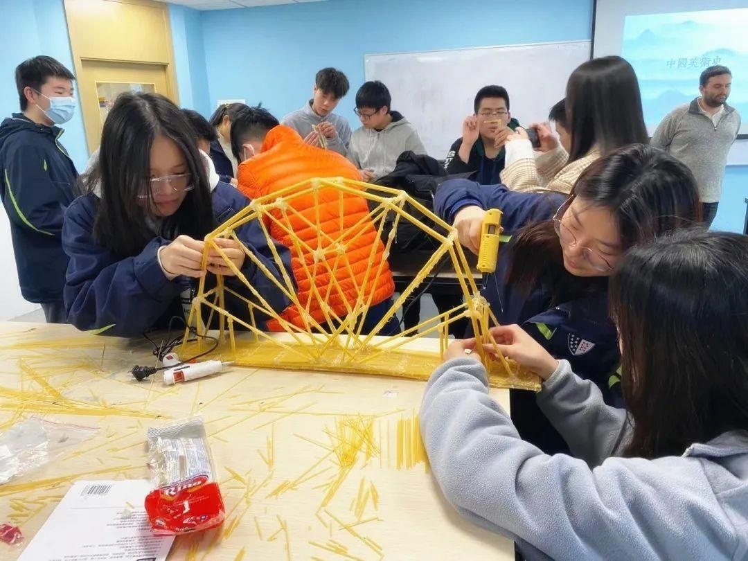 上海常青藤学校顺利举行意大利面搭桥比赛.jpg