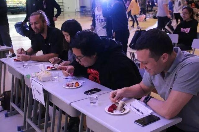 评委老师品尝美食作品.jpg