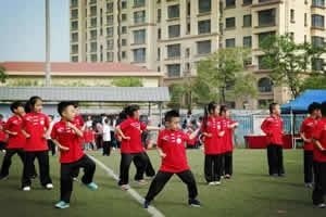 天津艾毅国际幼儿园同学们做早操