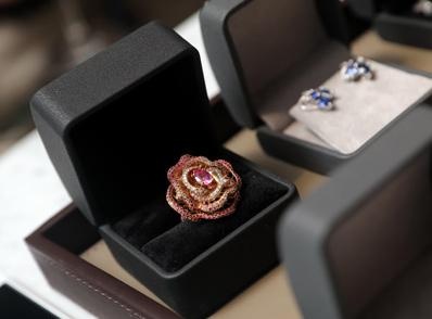 专注于珠宝研究与创新，推出更适合你的课程