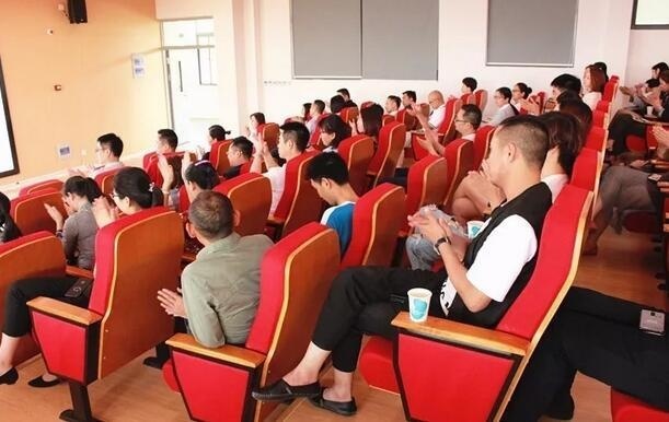 认真聆听的家长.jpg