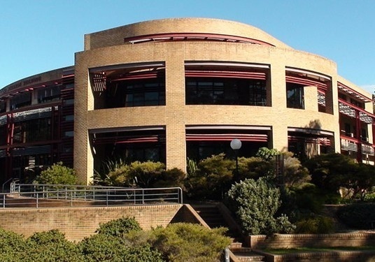 卧龙岗大学