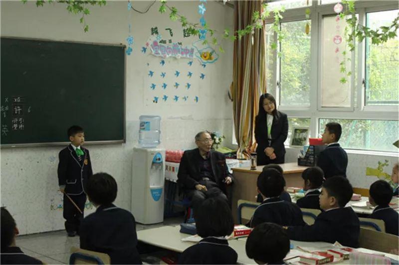 贾老走进小学课堂.jpg