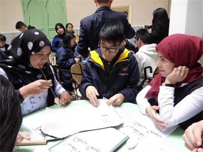 美高学生和摩洛哥学生进行书法交流
