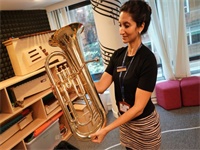 【停课不停学】香港凯莉山直播课堂早会、校车运图书送府上！