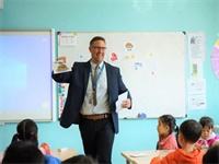 北京明诚外国语学校学费一年多少？