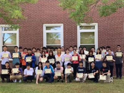 了解上海市新虹桥中学国际部校训：&ldquo;自信自强&rdquo;