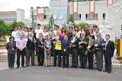 歌摩士谷教育局局长Sherry ELwood访问新虹桥中学