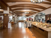 青岛墨尔文中学课堂氛围怎么样？学校住宿条件如何？