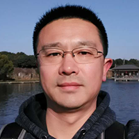 王  辉