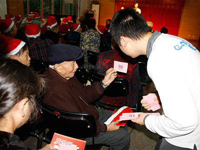 活动-福利中心慰问老人