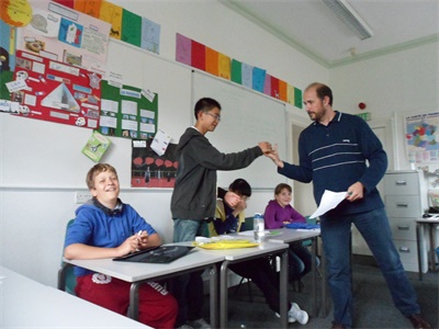 轻松活跃的国外课堂氛围