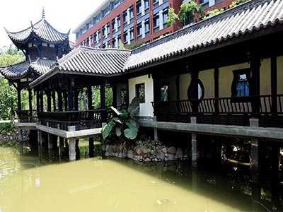 成都七中高新校区校园一景