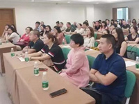 家长课堂丨的教育，是父母执着地栽培自己