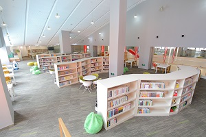 华师双语高中部图书馆