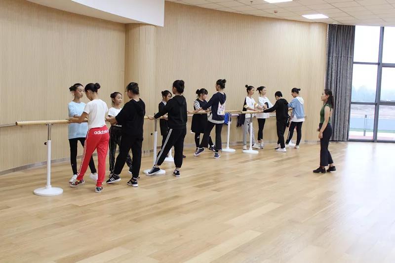   立鸿鹄志 关天下事：县领导莅临北大附益田同文参观指导
