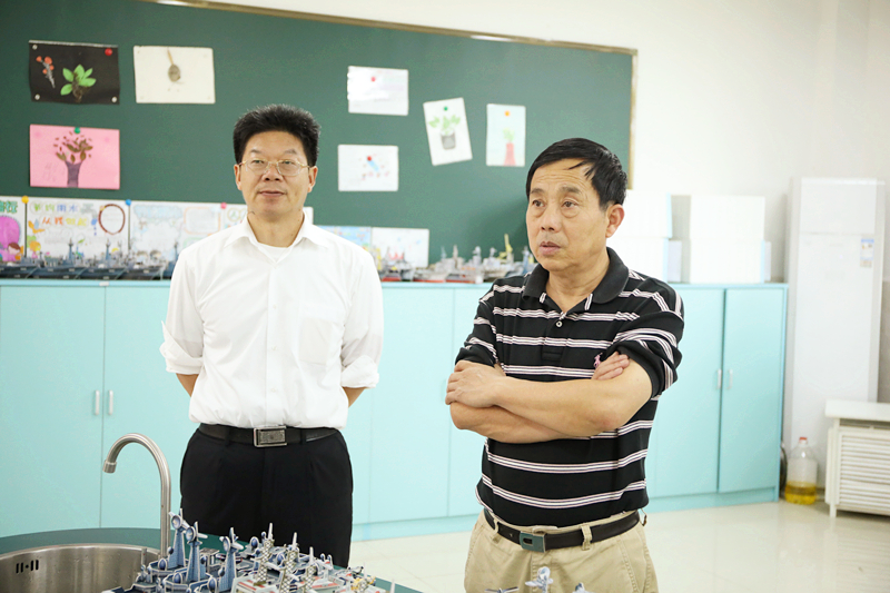  专家说：“启外是南通教育的一道风景”