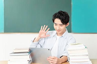 线下答疑加线上人工智能学习平台，确保学员24小时有问必答。