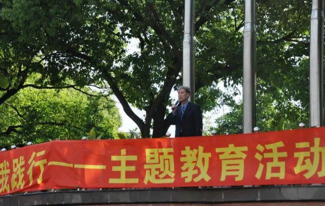 上海金苹果双语学校总校长周一飞讲话.jpg
