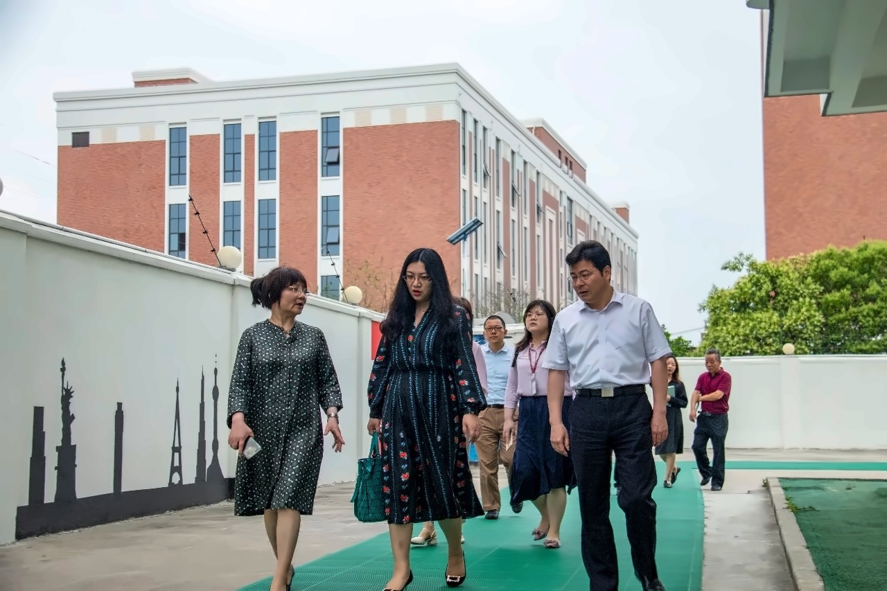 市教委民办教育处领导调研上海美达菲学校建设发展**.jpg