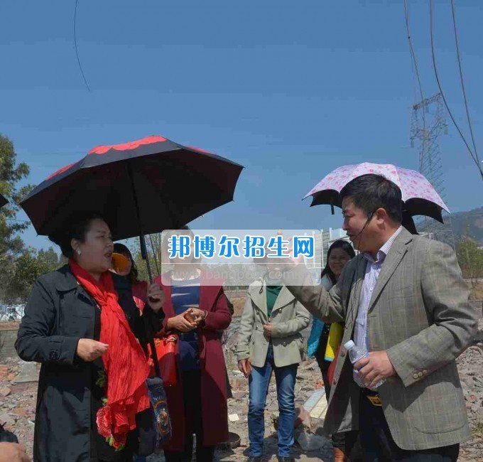 欢庆“三八节” 凉山民族师范学校女职工参观新校区
