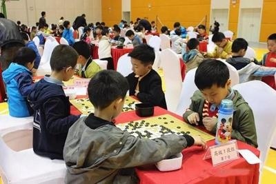 棋王争霸大赛上专心对弈的学生