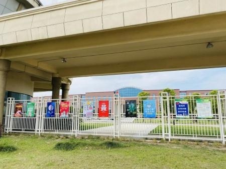 中加枫华校门口防疫宣传海报.jpg