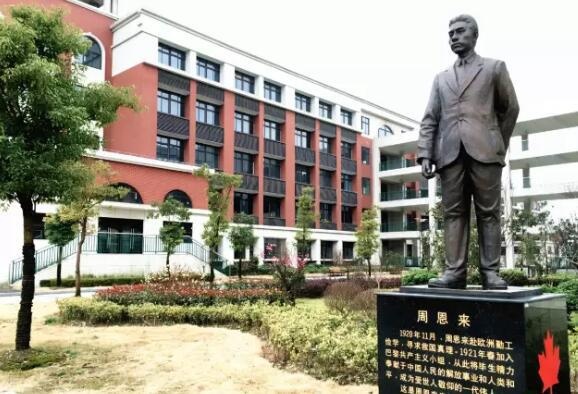 上海枫叶国际学校周总理铜像.jpg