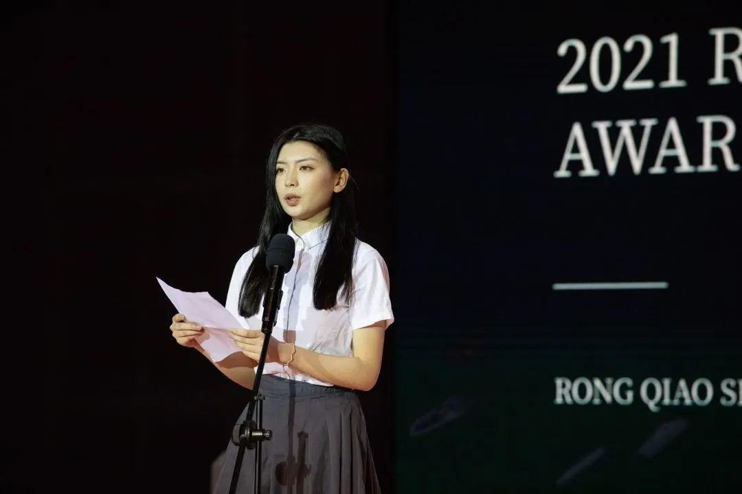 郑雨晨在颁奖典礼上发表演讲