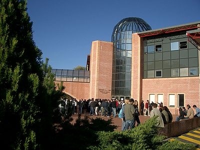 波城高等商业学校