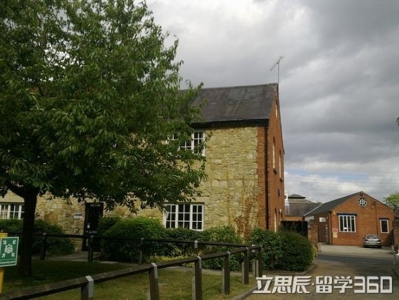 白金漢大學(xué)