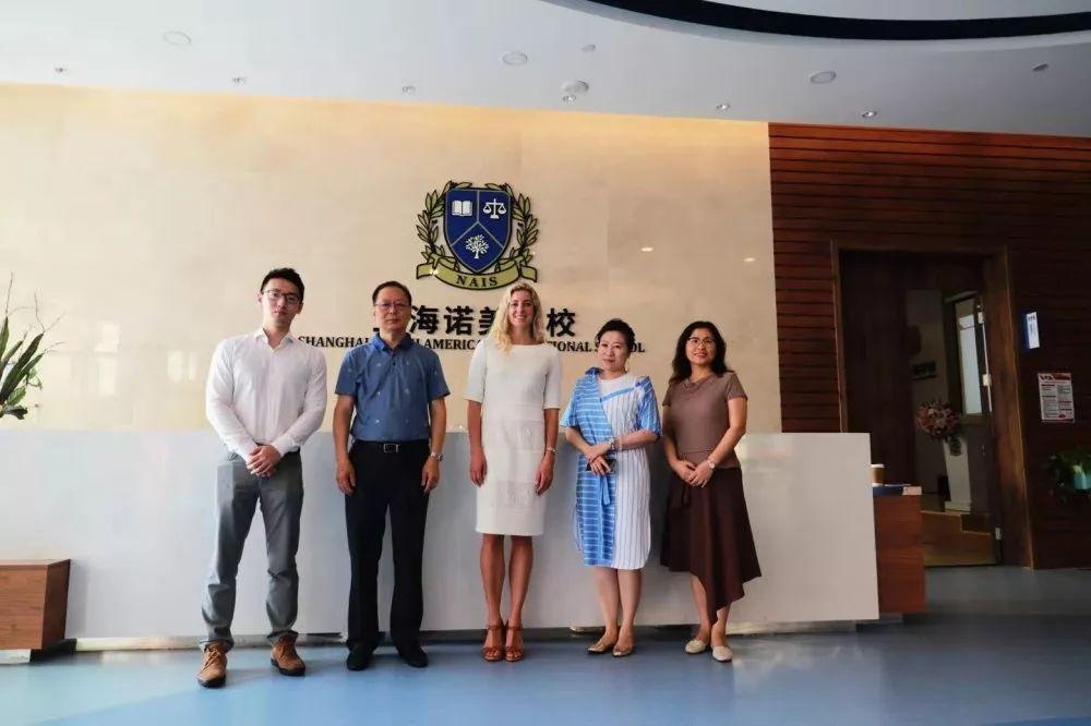 芝加哥大学招生官与上海诺美学校领导合影.jpg