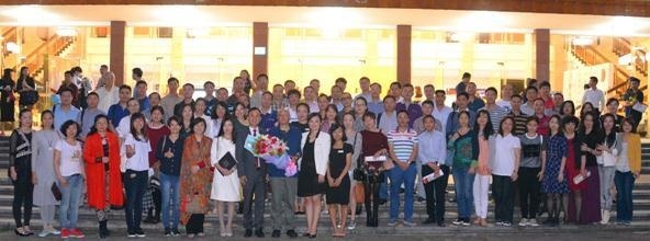 时代华商后EMBA学员与冯仑先生合影留念