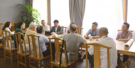 孙金宝驹先生，侄孙苏州市华侨书画院秘书长金学德先生携苏州大学文学院院长、金松岑学术研讨会会长马亚中教授，拙政园园艺大师书法家李巍先生来校访问并拜祭金先生