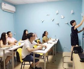 认真学习的学生们