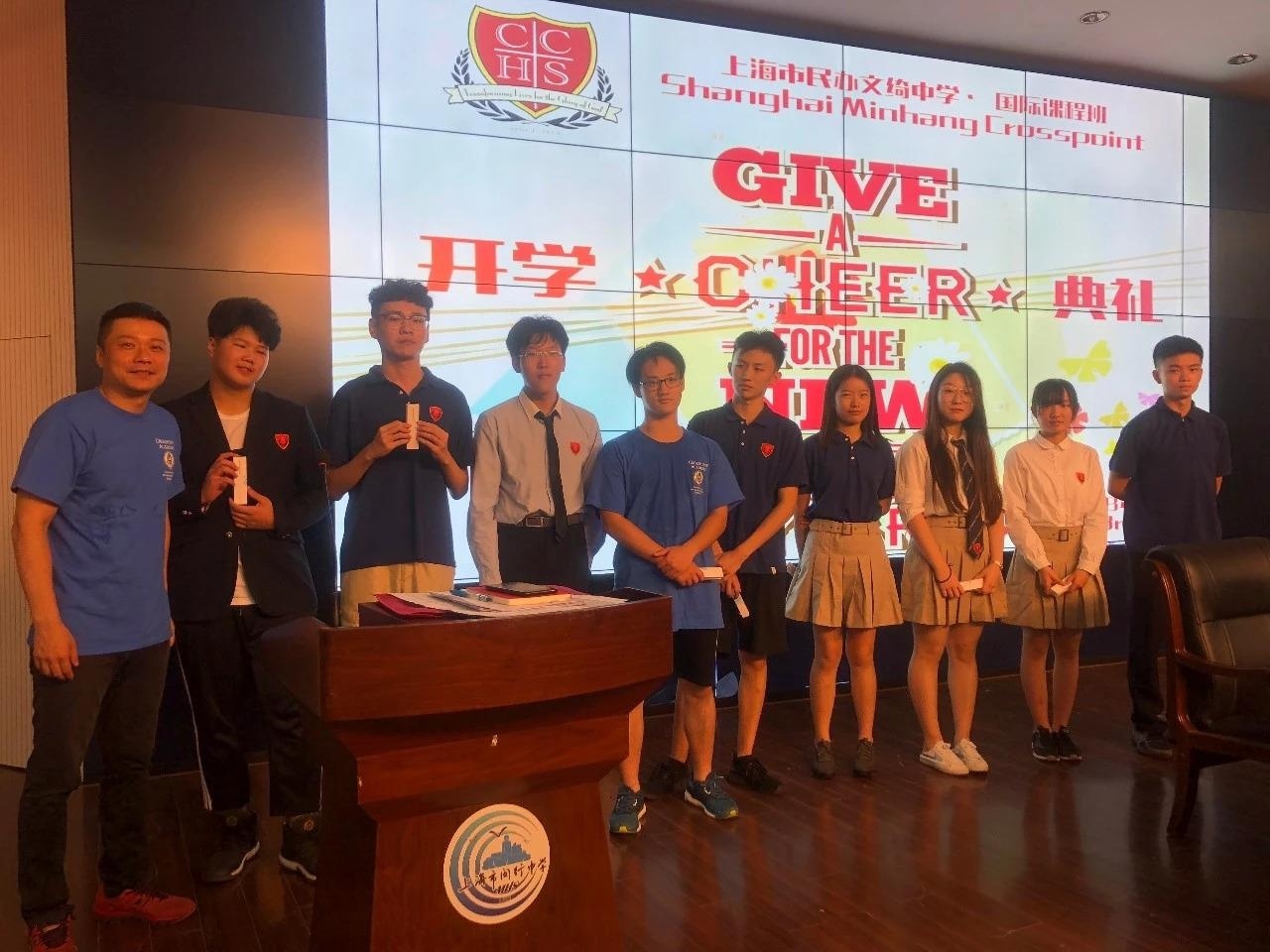徐卡嘉校长给志愿者们颁发小礼品.jpg